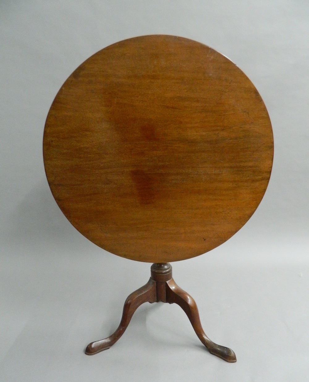 A Georgian mahogany tilt-top table. 80 cm diameter, 71.5 cm high.