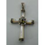 A 925 silver mother-of-pearl and peridot cross. 5 cm high.