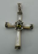 A 925 silver mother-of-pearl and peridot cross. 5 cm high.