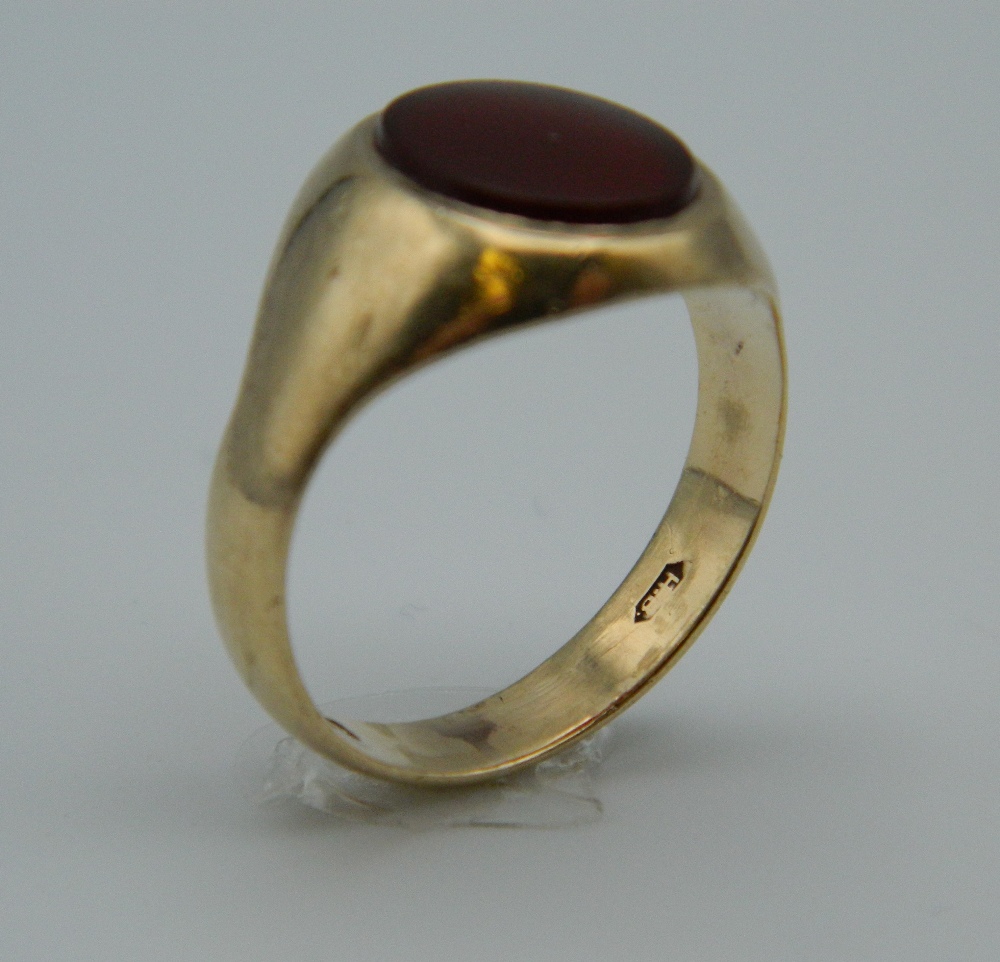 A 9 ct rose gold signet ring. Ring Size Q. 4.7 grammes. - Image 2 of 5