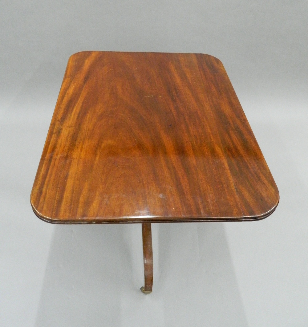 A Georgian mahogany rectangular tilt-top table. 92 cm long. - Image 4 of 5