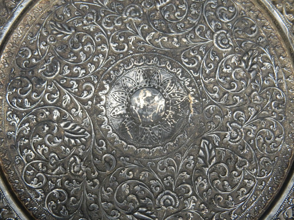 An Eastern embossed silver tray. 26 cm diameter. 11.9 troy ounces. - Image 2 of 5