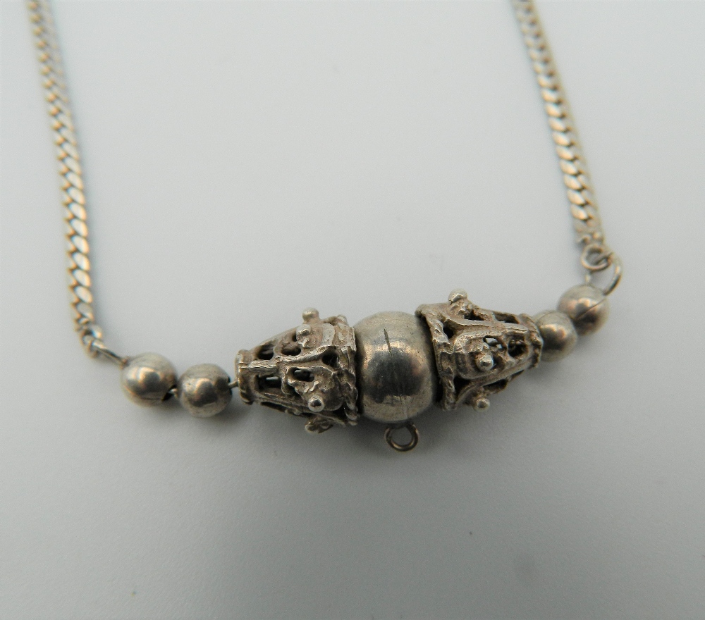 A small silver necklace. 43 cm long. 8.6 grammes. - Image 3 of 3