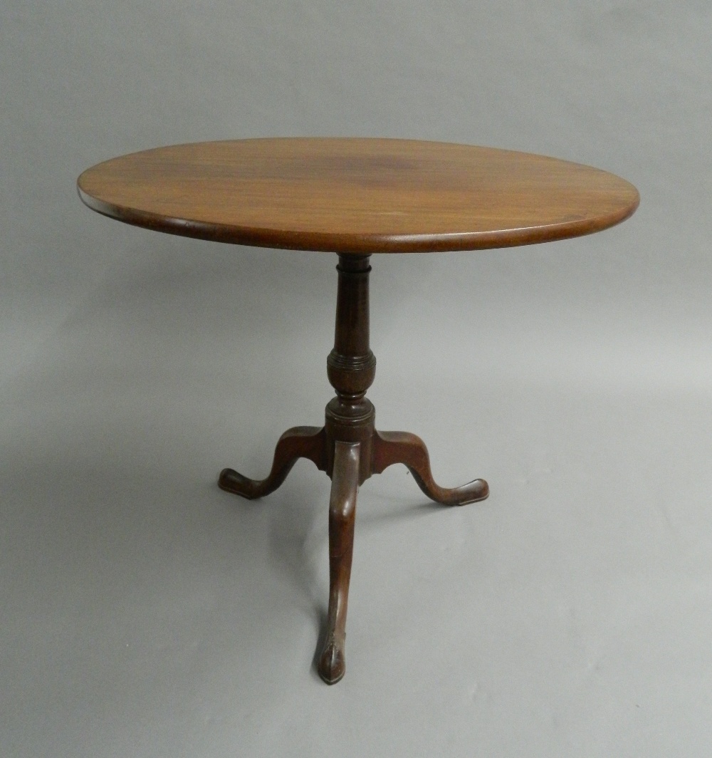 A Georgian mahogany tilt-top table. 80 cm diameter, 71.5 cm high. - Image 4 of 5