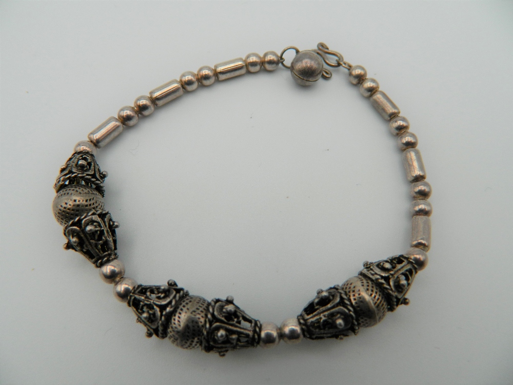 A silver necklace and bracelet set. The former 41 cm long. 33.6 grammes. - Bild 2 aus 5