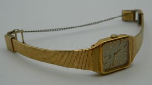 A ladies Seiko wristwatch. 2 cm wide.