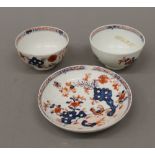 An 18th century Lowestoft Red Fern pattern saucer and two tea bowls. The saucer 11.5 cm diameter.