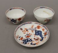 An 18th century Lowestoft Red Fern pattern saucer and two tea bowls. The saucer 11.5 cm diameter.