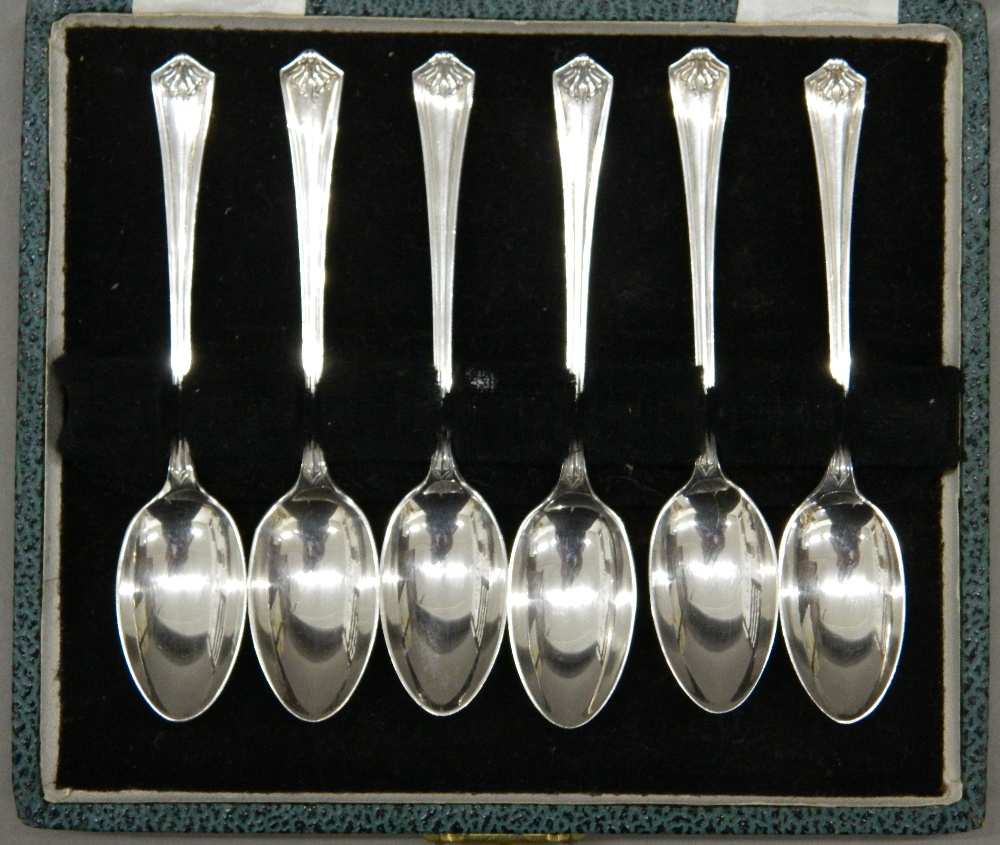 A cased set of Mappin and Webb silver teaspoons. 2 troy ounces.