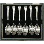 A cased set of Mappin and Webb silver teaspoons. 2 troy ounces.