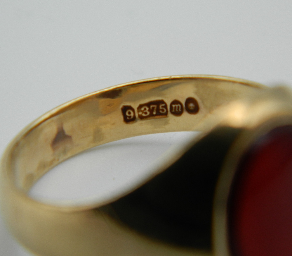 A 9 ct rose gold signet ring. Ring Size Q. 4.7 grammes. - Image 5 of 5