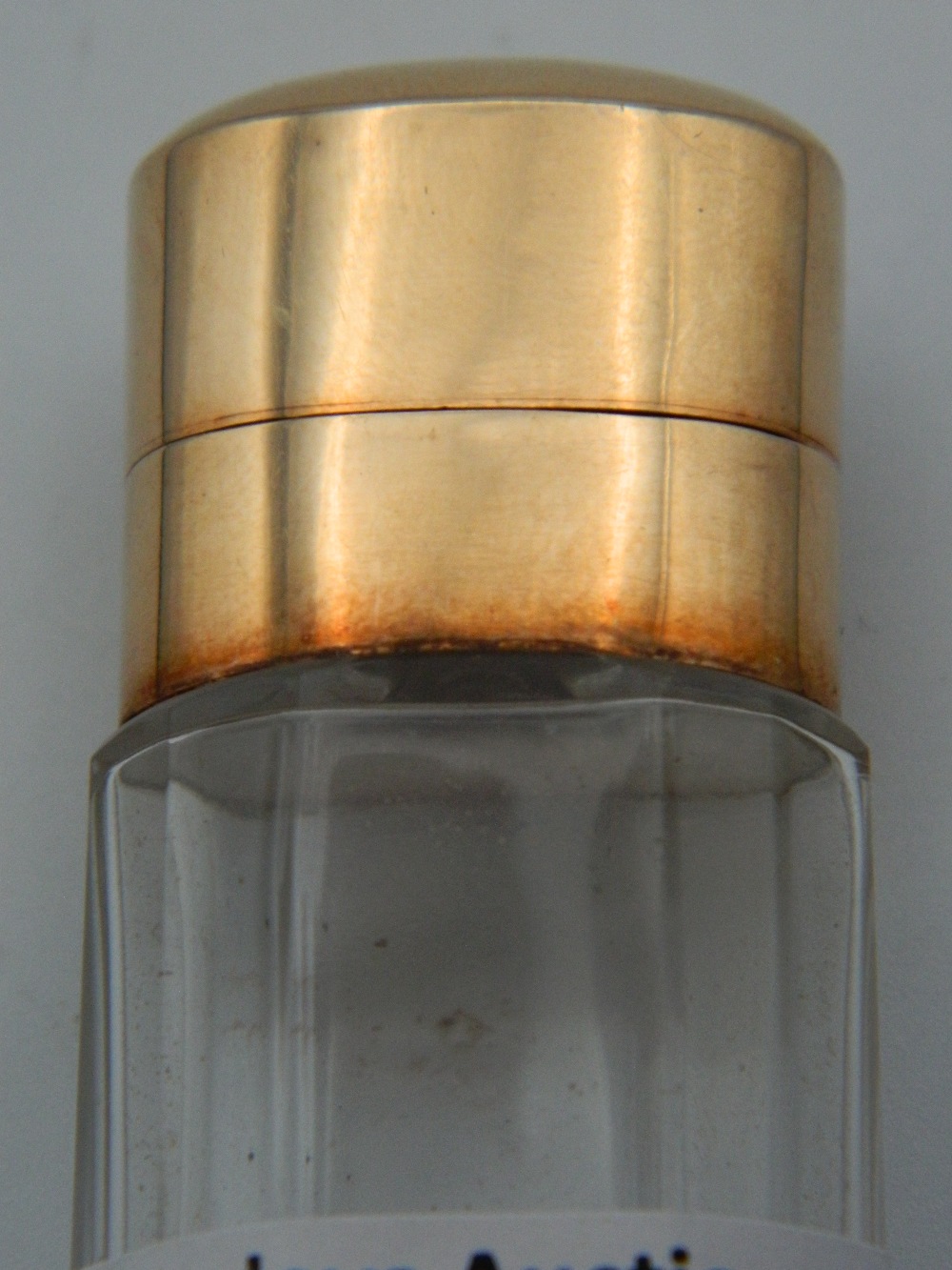 A facet cut glass scent bottle with gold top. 8.75 cm high. - Image 3 of 5