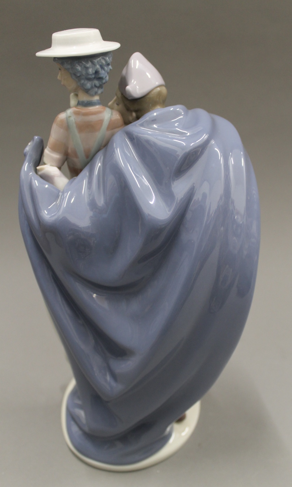 A large Lladro figural group. 31 cm high. - Image 3 of 5