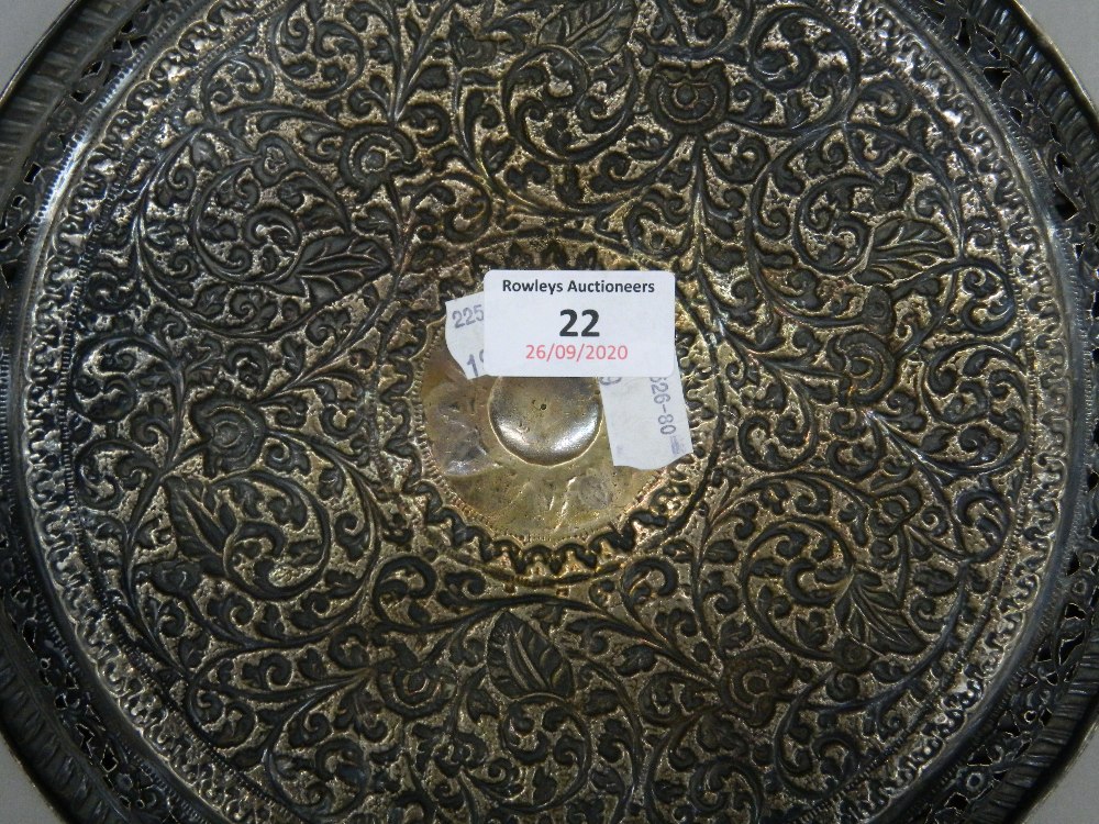 An Eastern embossed silver tray. 26 cm diameter. 11.9 troy ounces. - Image 4 of 5