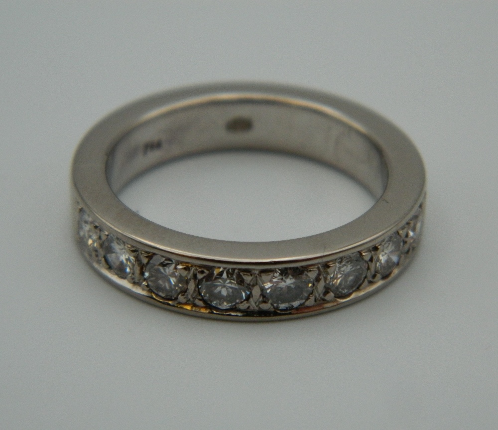 A good quality 18 ct white gold eight stone diamond band. Ring Size P. 10. - Image 4 of 5