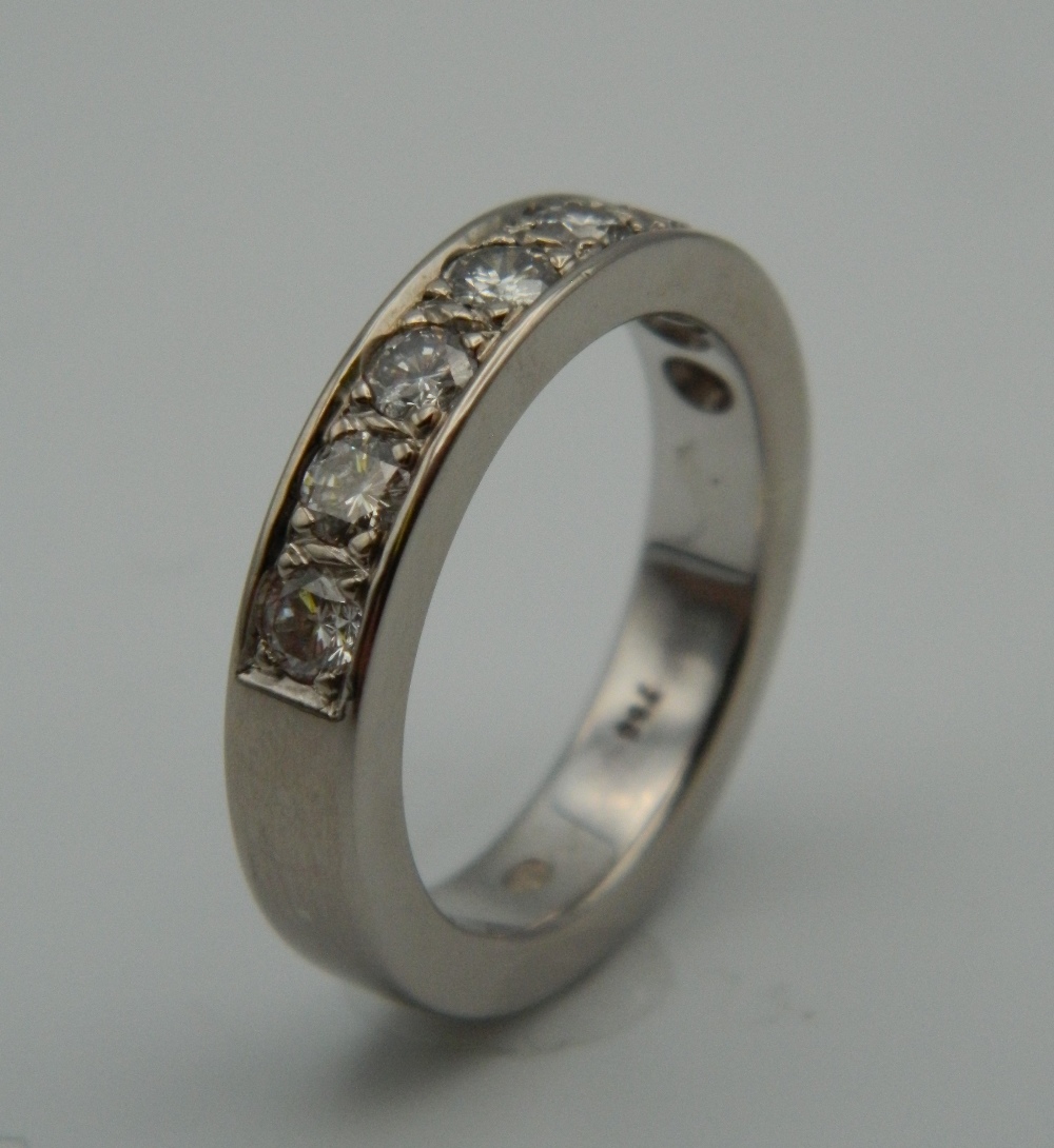 A good quality 18 ct white gold eight stone diamond band. Ring Size P. 10. - Image 2 of 5