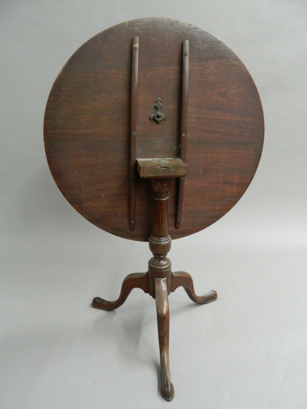 A Georgian mahogany tilt-top table. 80 cm diameter, 71.5 cm high. - Image 2 of 5