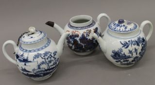 Two 18th century Worcester teapots and another possibly Liverpool. The latter 19.5 cm wide.