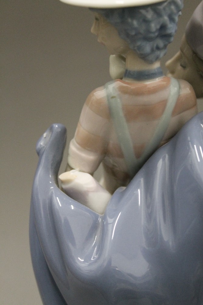 A large Lladro figural group. 31 cm high. - Image 4 of 5