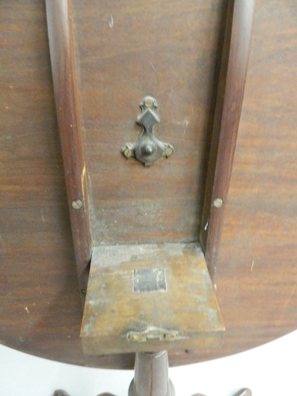 A Georgian mahogany tilt-top table. 80 cm diameter, 71.5 cm high. - Image 3 of 5