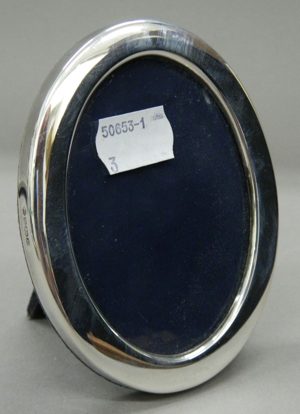 Two oval silver photograph frames. The largest 16.5 cm x 24 cm. - Image 6 of 8