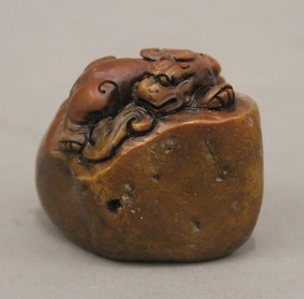 A Chinese soapstone seal. 5 cm high. - Bild 4 aus 6
