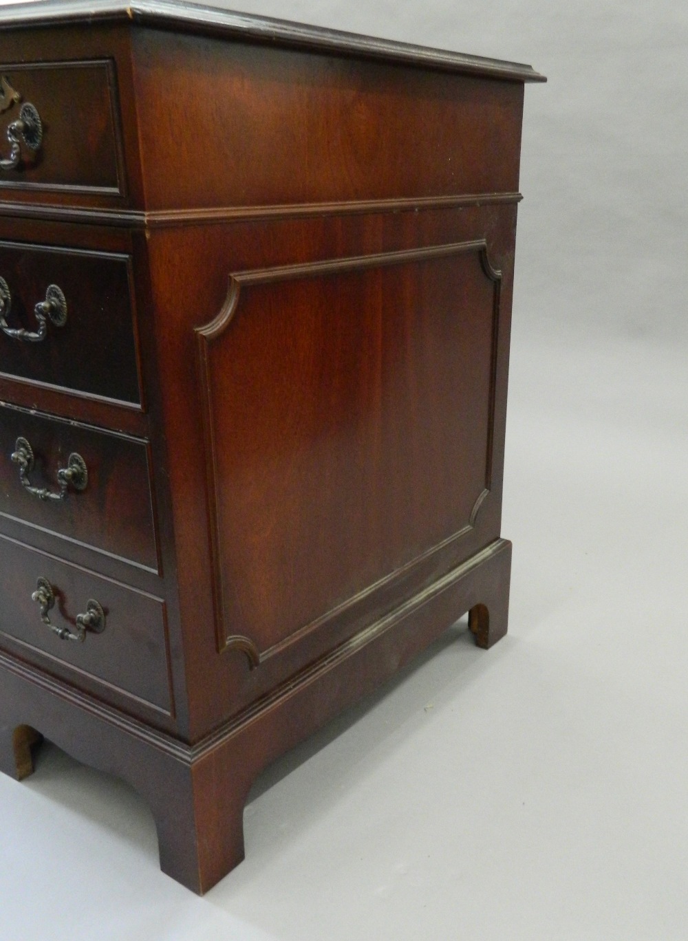 A modern pedestal desk. 121 cm wide. - Image 3 of 6