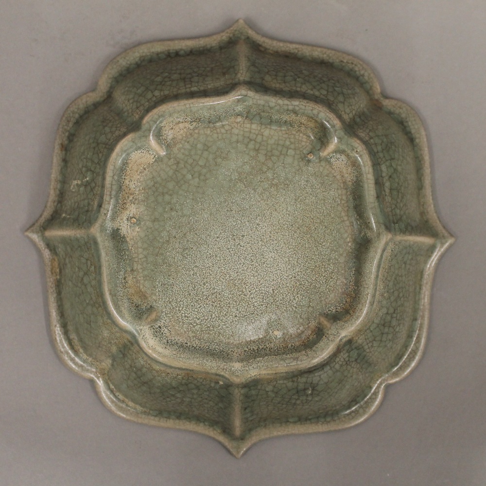 A Chinese celadon bowl. 18. - Bild 3 aus 3