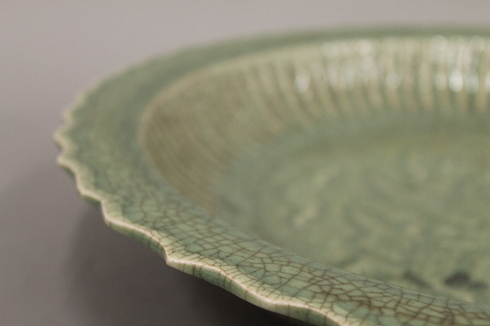 A large Chinese celadon dish. 41.5 cm diameter. - Bild 3 aus 3