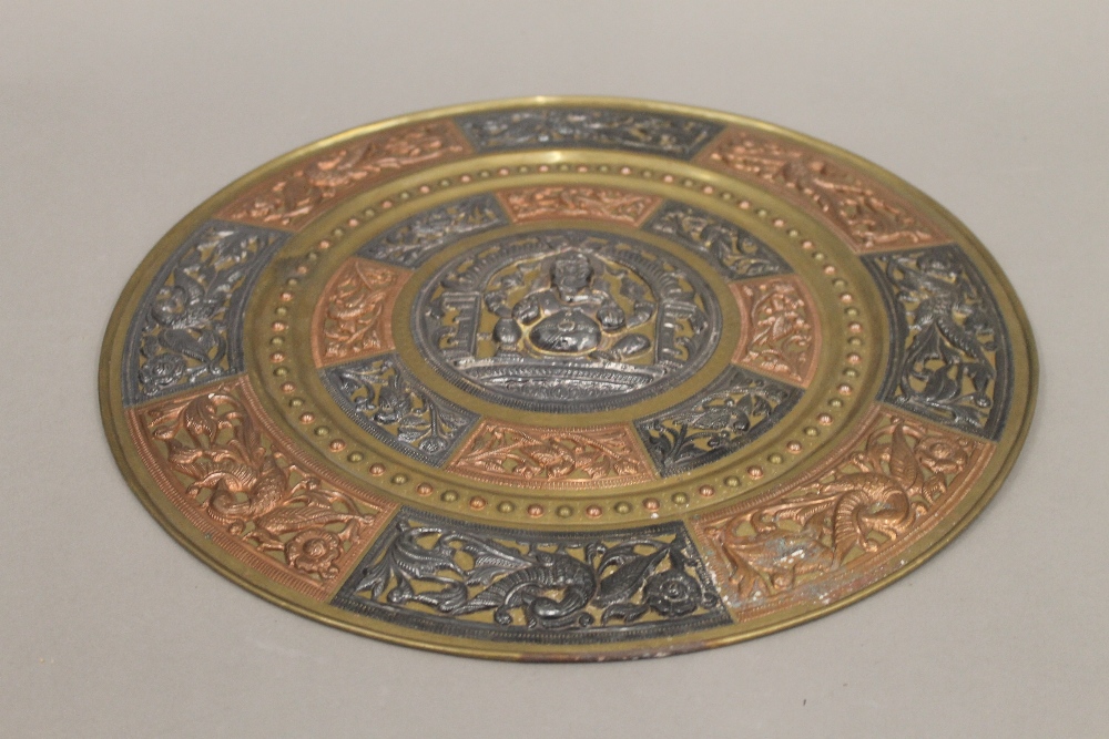 An Indian unmarked white metal copper set brass plaque. 35.5 cm diameter. - Bild 2 aus 4