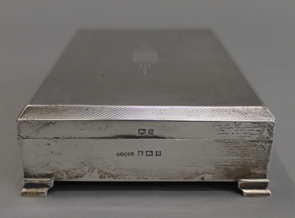 An Art Deco silver cigarette box. 16.5 cm wide. 22.2 troy ounces total weight. - Image 3 of 6