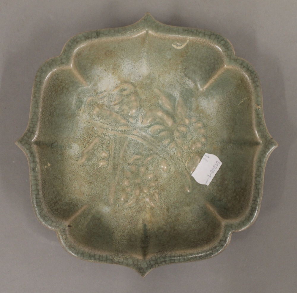 A Chinese celadon bowl. 18. - Bild 2 aus 3