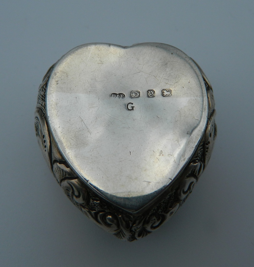 A silver heart shaped trinket box. 4 cm wide. - Image 4 of 5