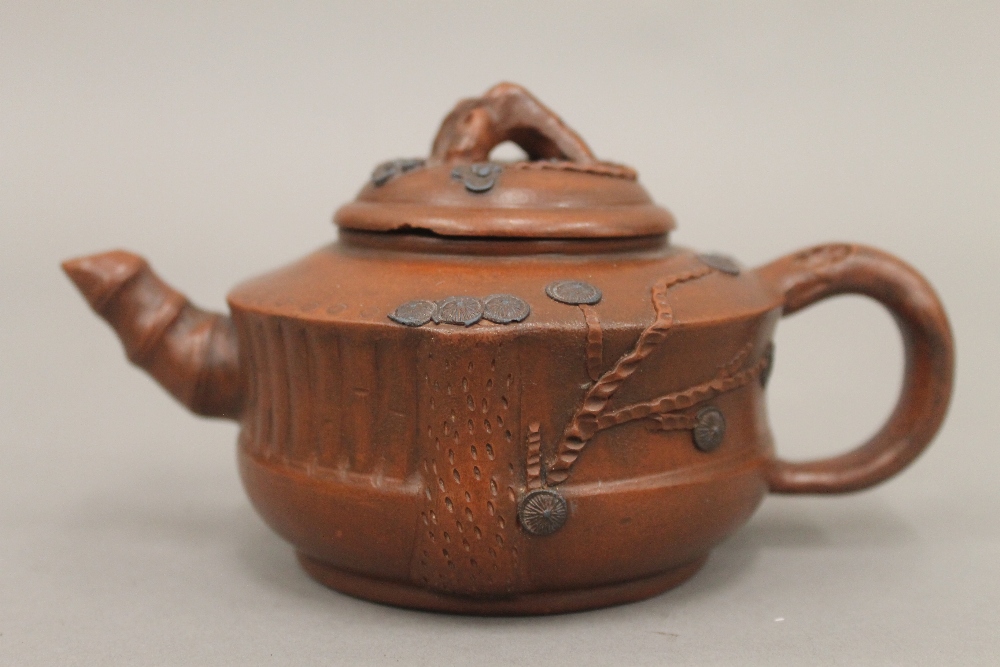 A Chinese Ying Xing teapot. 15.5 cm long. - Bild 5 aus 6