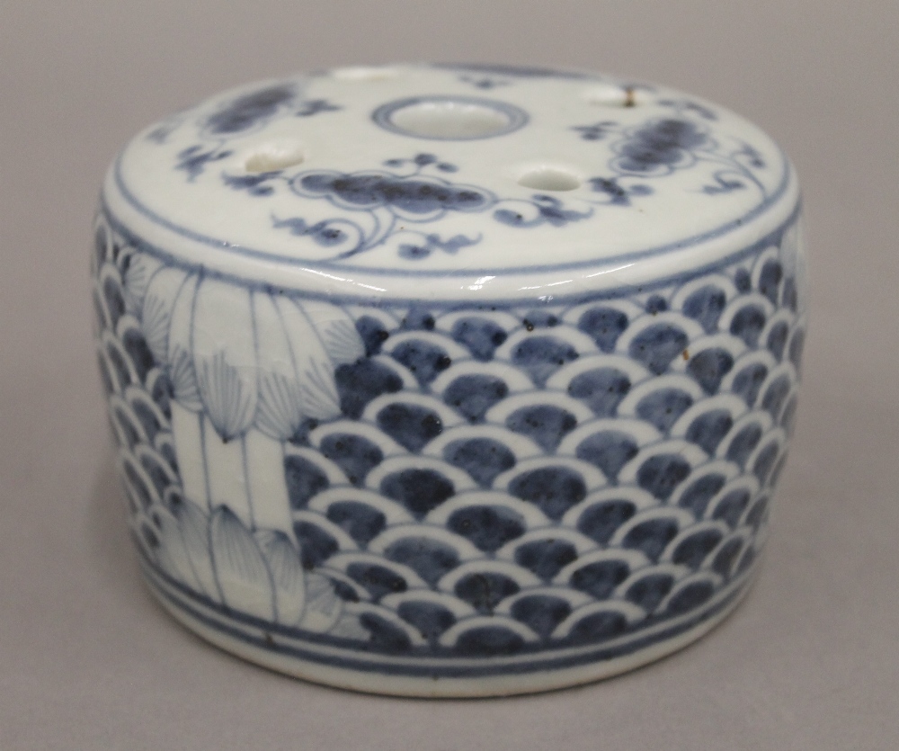 A Chinese blue and white censer and brush pot. The former 10.5 cm high. - Bild 5 aus 7