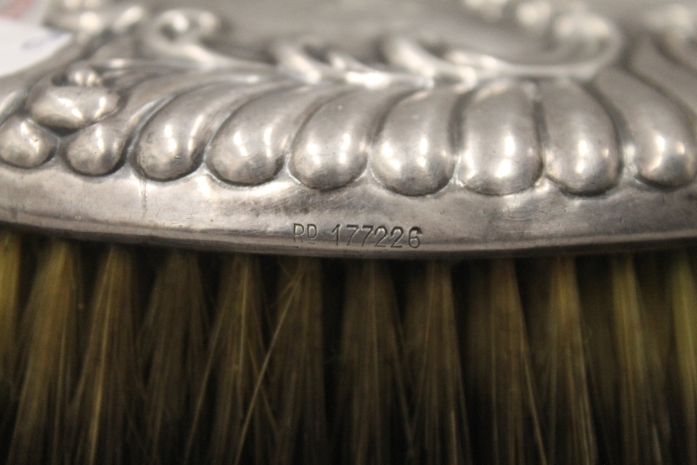 Two silver brushes. Each 13 cm long. - Bild 6 aus 6