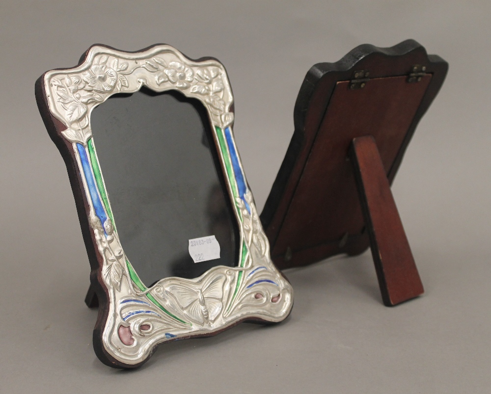 A pair of silver Art Nouveau style photograph frames. 21 cm high. - Bild 2 aus 3