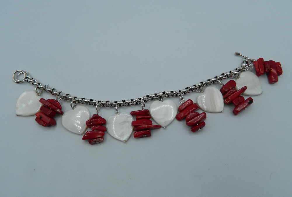 A silver coral and mother-of-pearl bracelet. 19 cm long. - Image 3 of 4