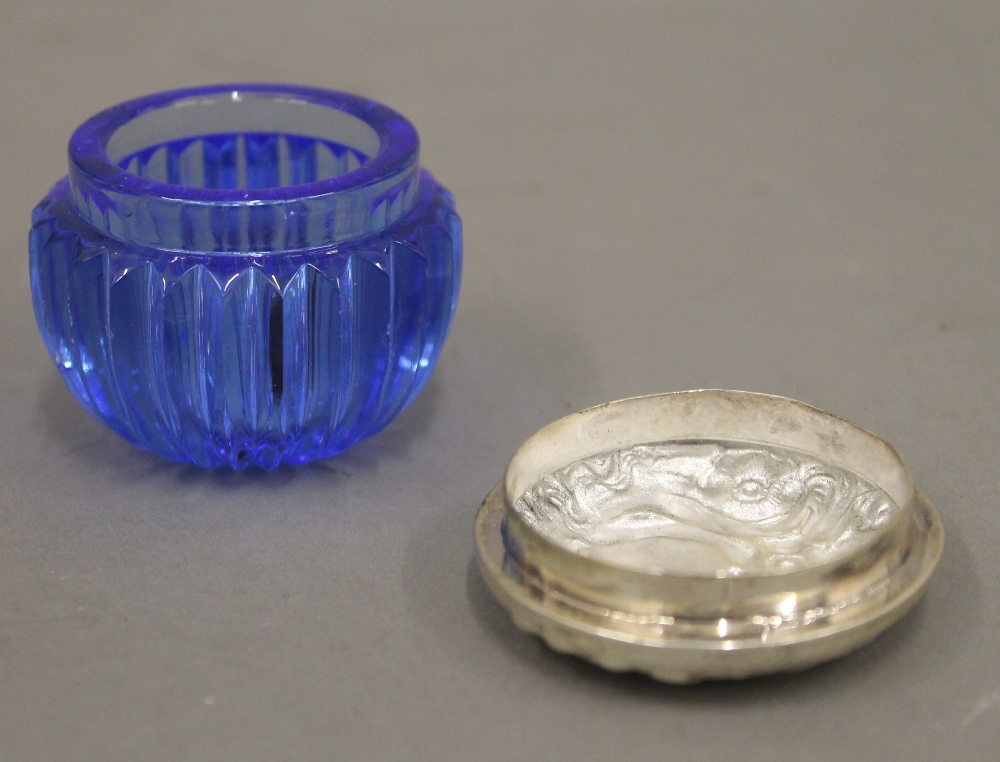 A pair of sterling silver Art Nouveau style glass pots. 4 cm high. - Bild 7 aus 7