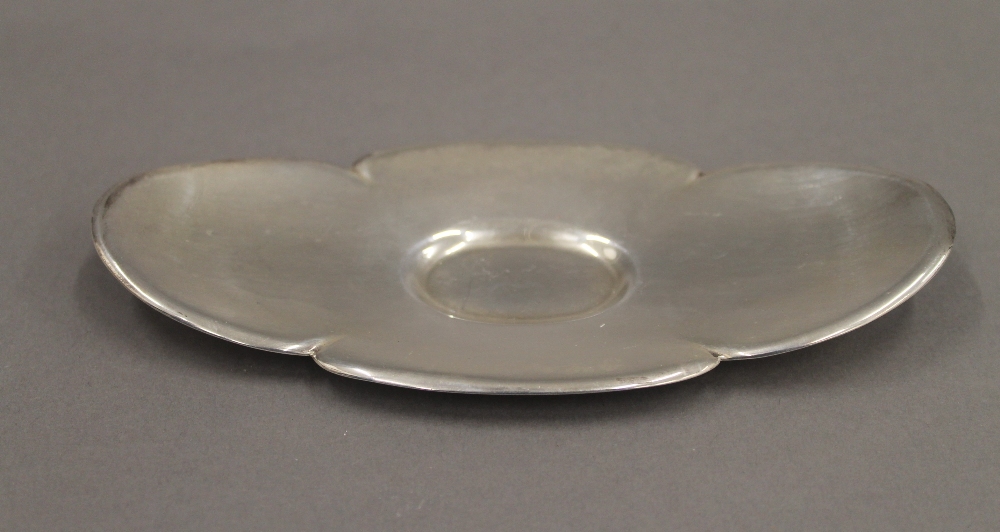A small sterling silver sauce boat on stand. The stand 16 cm long. 137.9 grammes. - Image 2 of 6