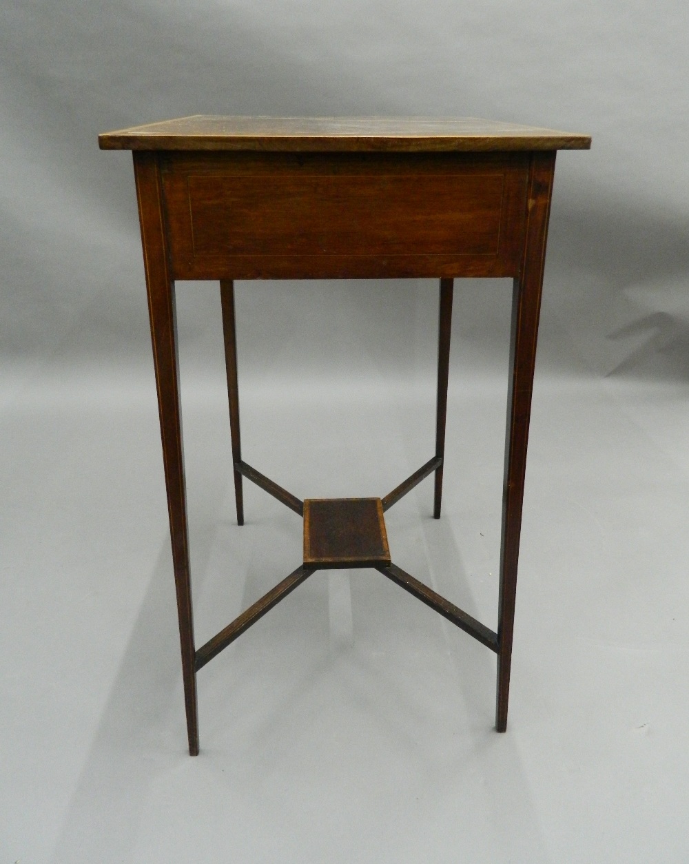 An Edwardian crossbanded mahogany single drawer side table. 58 cm wide. - Image 5 of 7