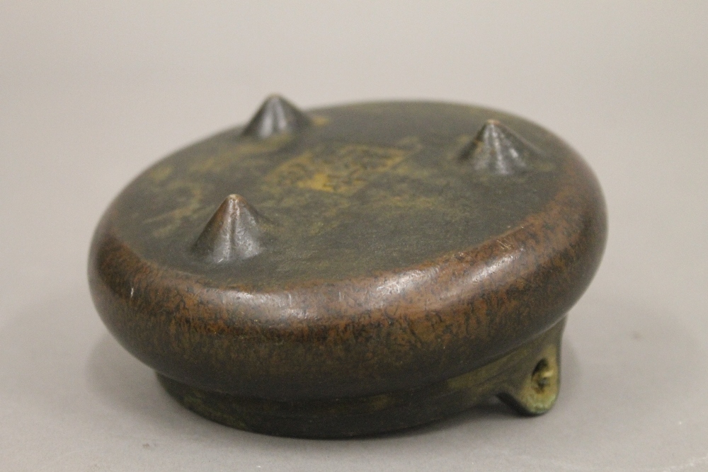 A Chinese bronze censer. 11.5 cm diameter. - Bild 3 aus 4