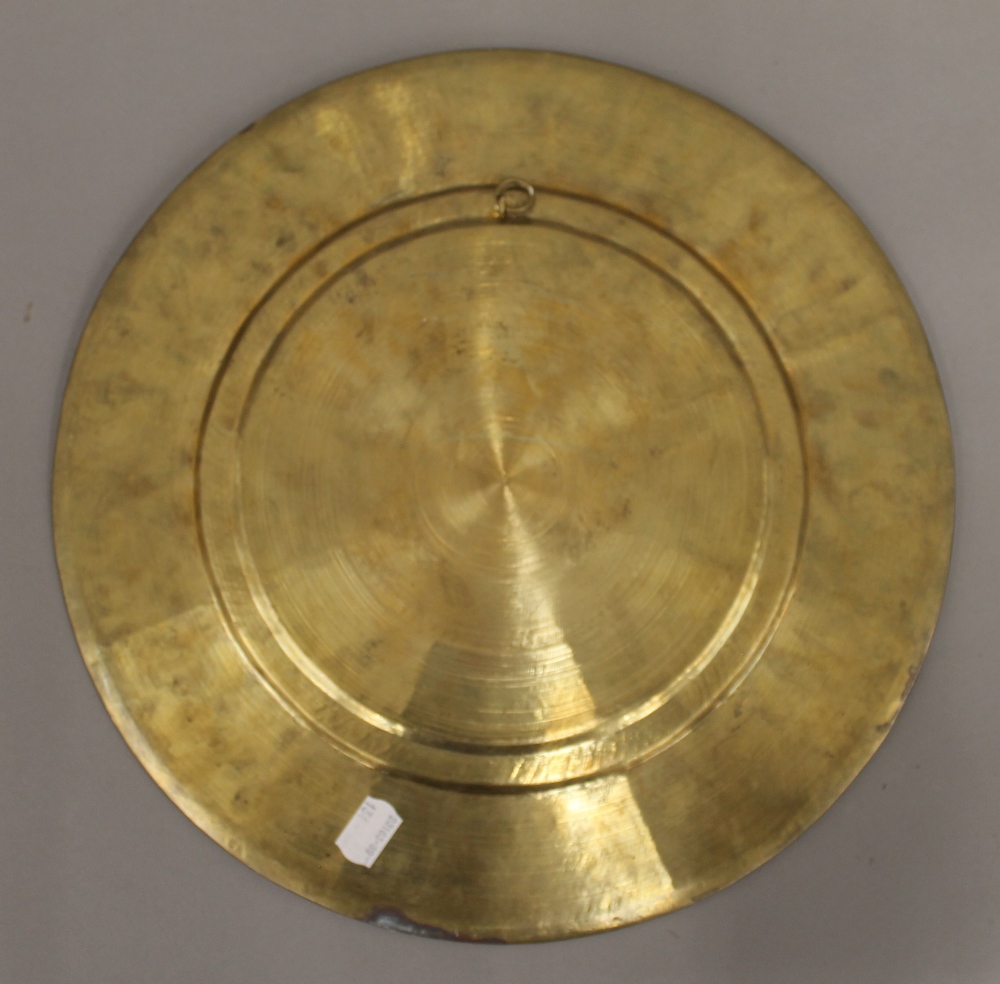 An Indian unmarked white metal copper set brass plaque. 35.5 cm diameter. - Bild 3 aus 4