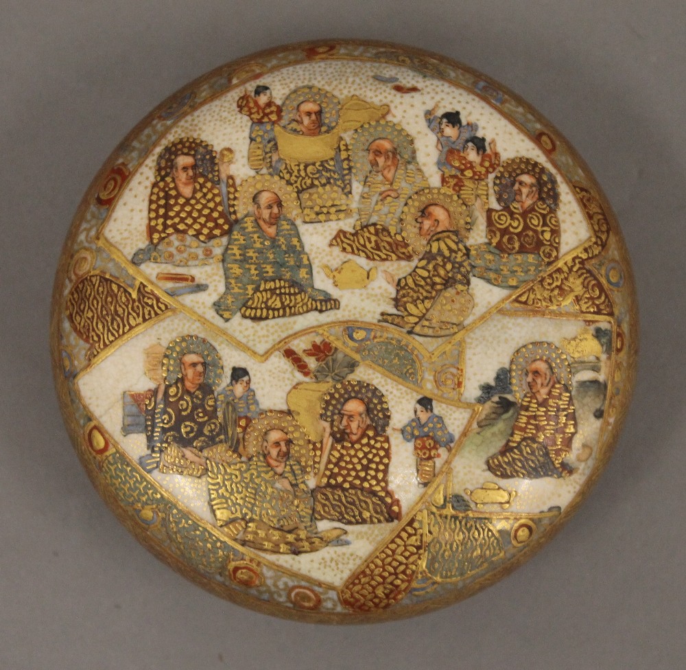 A Satsuma round box with internal decoration. 9.5 cm diameter. - Bild 2 aus 4