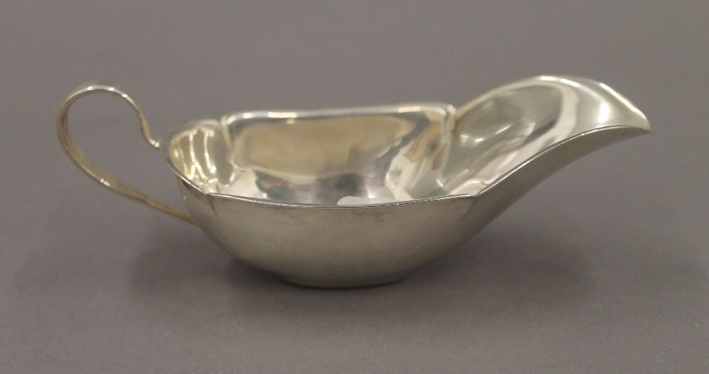 A small sterling silver sauce boat on stand. The stand 16 cm long. 137.9 grammes. - Image 4 of 6
