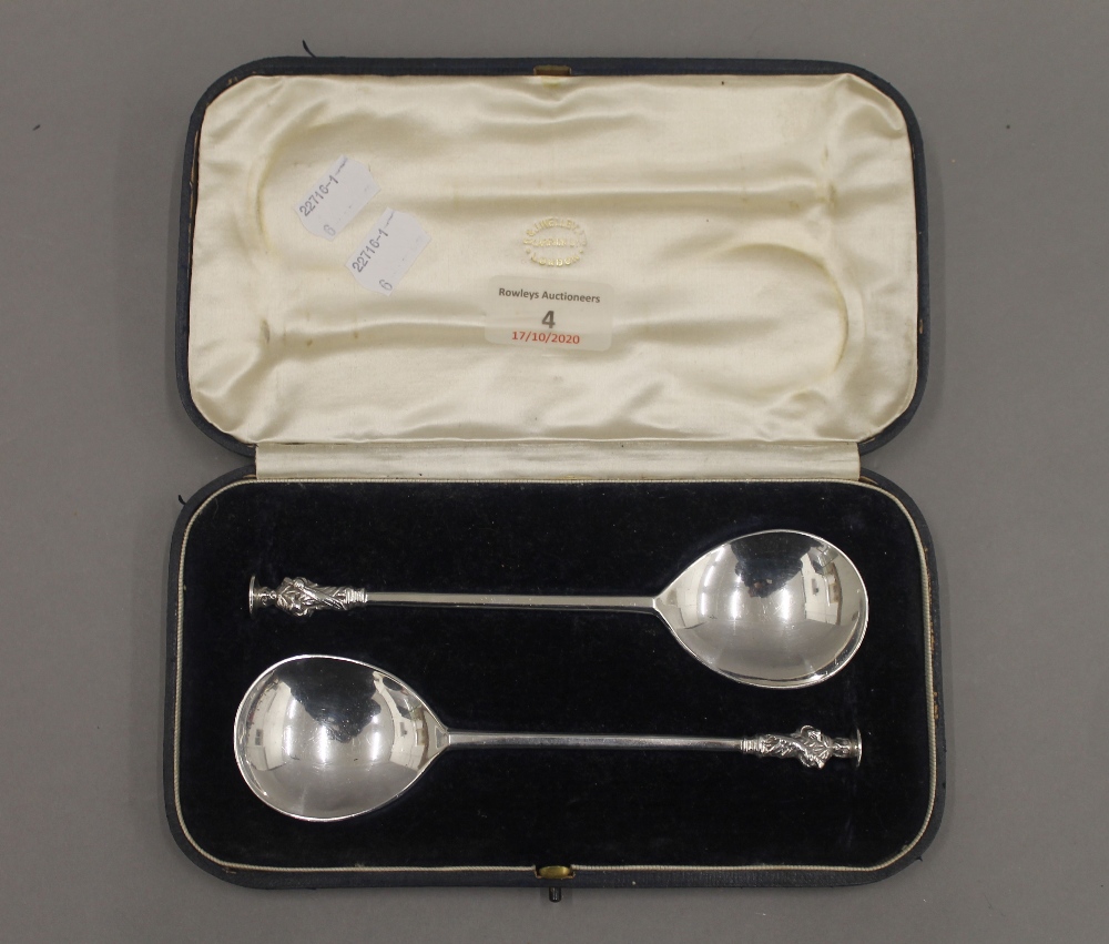 A pair of boxed silver serving spoons, hallmarked London 1909. 99.3 grammes.