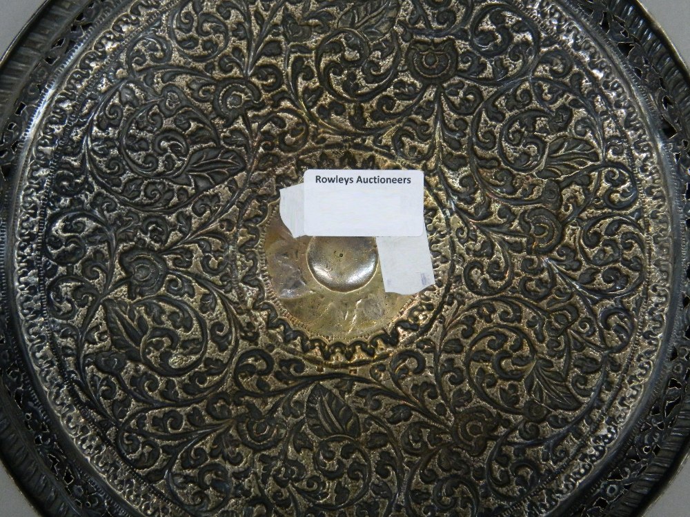 An Eastern embossed silver tray. 26 cm diameter. 11.9 troy ounces. - Image 4 of 5