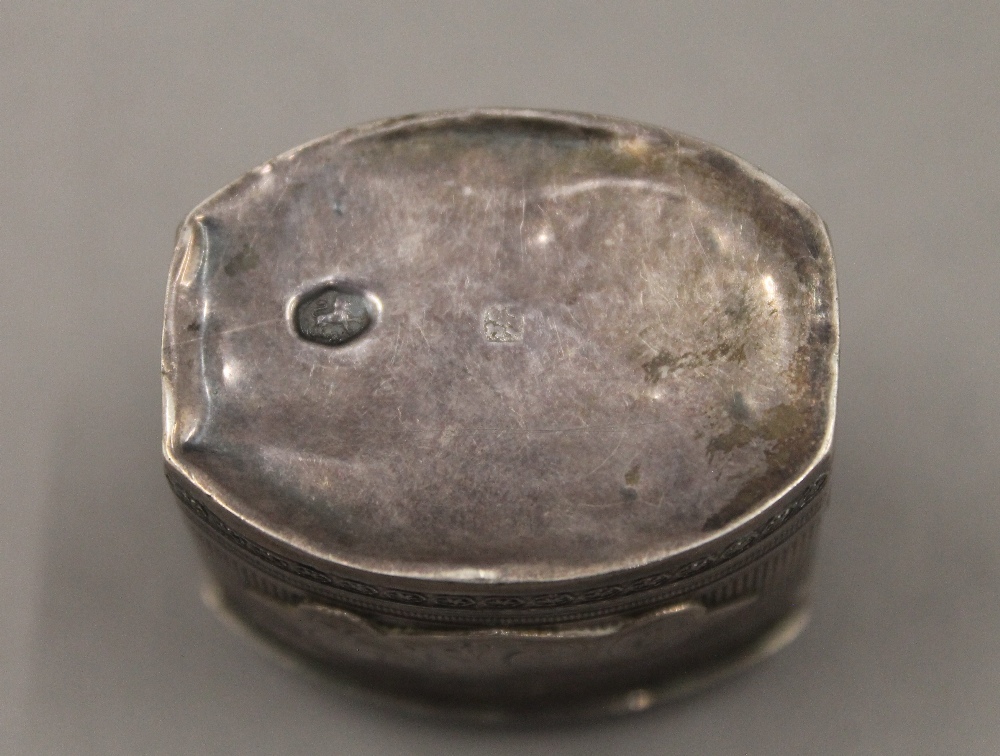 A small Dutch silver spice box. 4 cm high. 17.9 grammes. - Image 3 of 4