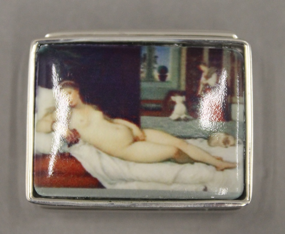 A silver pill box depicting a nude. 3 cm wide. - Image 2 of 5