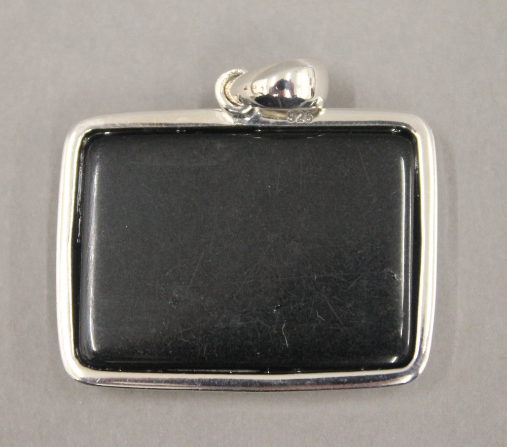 A silver enamel cat pendant. 3 cm wide. - Image 3 of 5